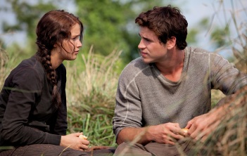 Katniss (Jennifer Lawrence) y Gale (Liam Hemsworth) tienen una especie de romance pero aún así "The Hunger Games" dista mucho de ser "una historia de amor"